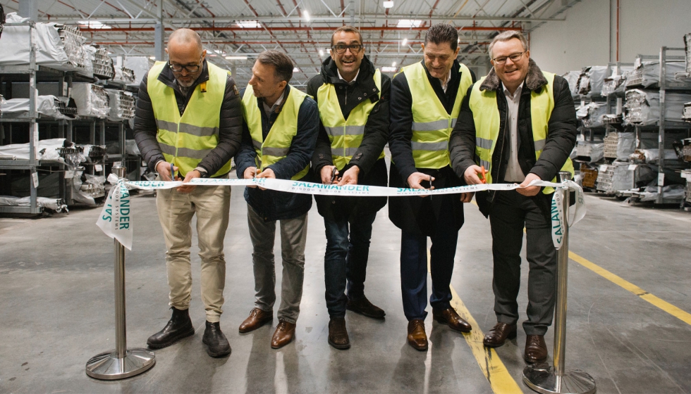 O simblico de corte da fita para a inaugurao do novo centro logstico da Salamander em Wloclawek, Polnia...