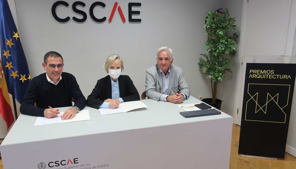 Imagen de la firma del convenio de colaboracin entre el CSCAE y Compac con motivo del Premio Arquitectura...