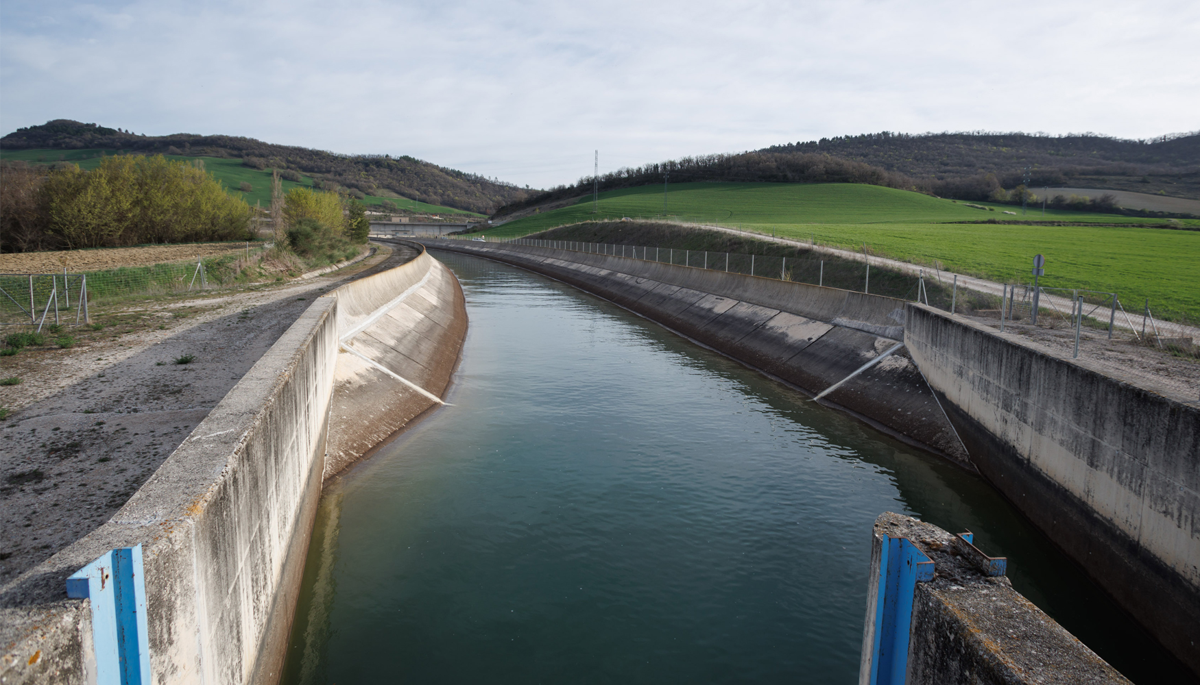 El objetivo es cubrir los 57 kilmetros del Canal de Navarra con paneles solares. Imagen cedida por el Gobierno de Navarra...