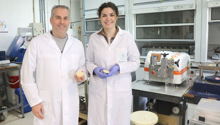 El investigador Luis Serrano y la investigadora Esther Rincn enseando las almohadillas diseadas