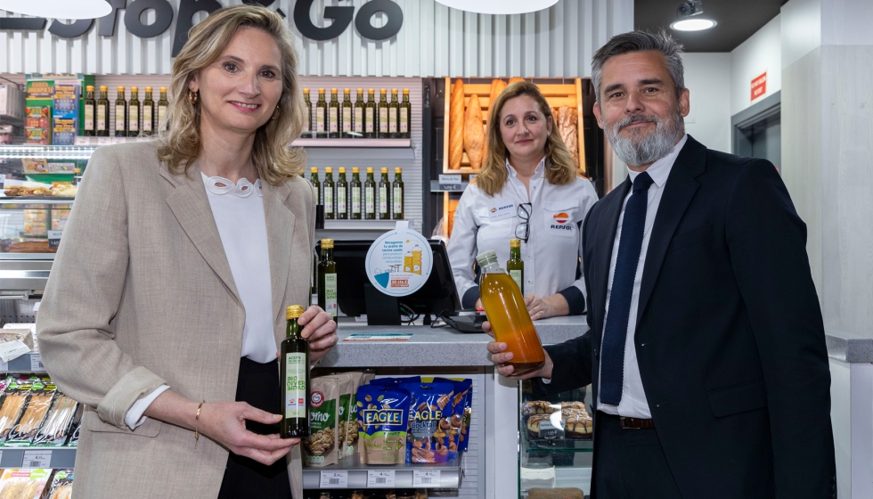 La consejera de Medioambiente, Vivienda y Agricultura de la Comunidad de Madrid, Paloma Martn, junto al director general del rea Cliente de Repsol...