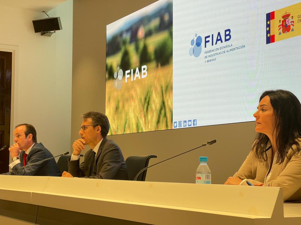 Mauricio Garca de Quevedo, director general de FIAB, Fernando Miranda, secretario general de Agricultura y Alimentacin, y Karina Pereira...