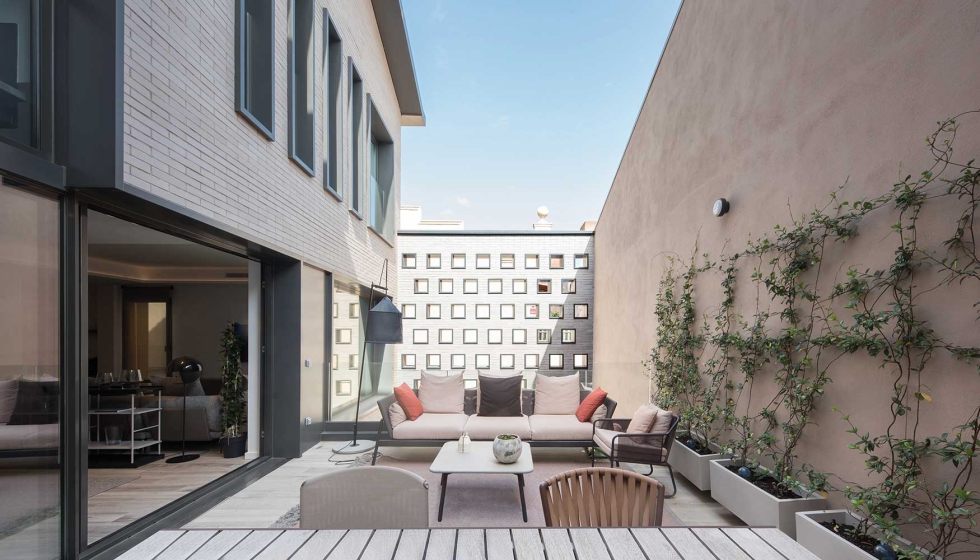 El patio es uno de los ejes de esta vivienda, que act�a de refugio clim�tico y ofrece una entrada de luz natural al conjunto arquitect�nico...