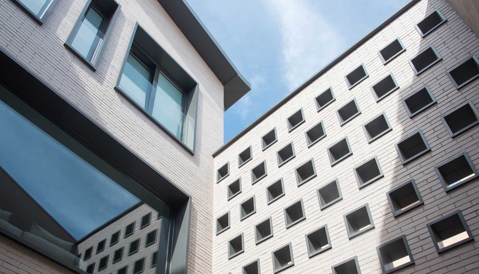 Detalle de la celos�a cer�mica que se combina con marcos met�licos, como en las ventanas y balconeras. Foto: Studio Tuli...