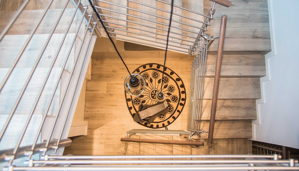 Detalle de la escalera que simula una espina dorsal met�lica que conecta las tres plantas. Foto: Studio Tuli