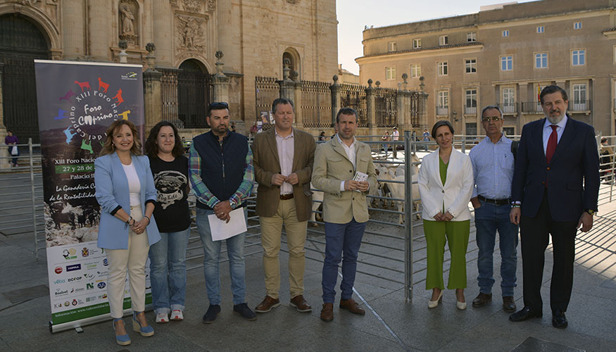 Foto de familia en la presentacin del XIII Foro Nacional del Caprino, junto a la Catedral de Jan