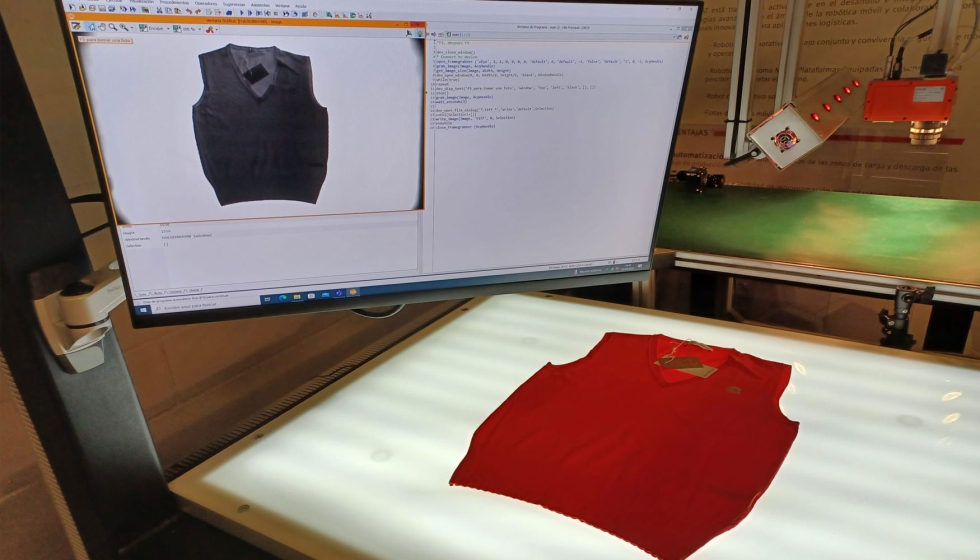 La aplicacin de tecnologas de visin artificial permite la automatizacin de la comprobacin de las medidas de las piezas de ropa durante el...