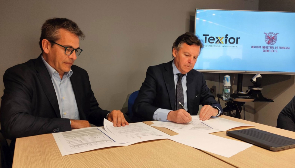 Los presidentes del Institut Industrial de Terrassa, Francesc Roca, y de Texfor, Jos M Mestres en el momento de firmar el convenio...