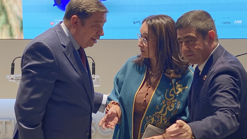 Luis Planas y Francisco Reyes, junto a Fatma Omrani Chargui, embajadora de Tnez, presente en el acto celebrado en la sede del MAPA...