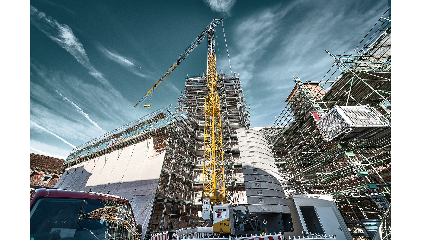 Gracias a su torre vertical y a su reducido radio de giro, la 81 K.1 de Liebherr pudo colocarse directamente delante del edificio...