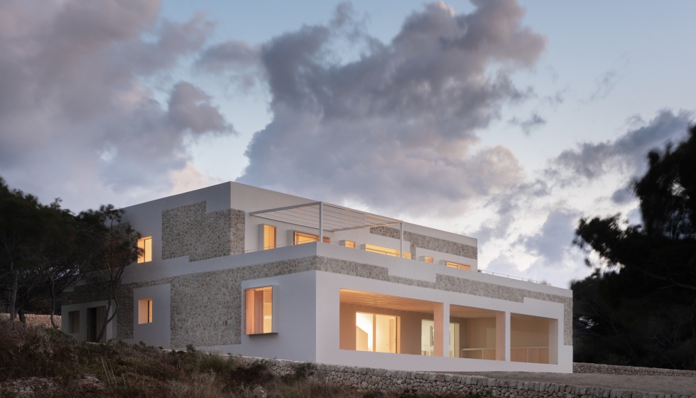 Casa Stone House, en Menorca, obra de Numa Studio. Foto: Joan Guillamat