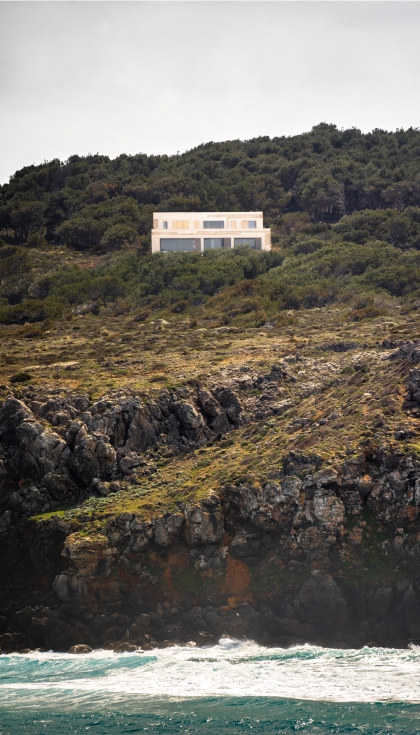 Vista de la vivienda Stone House desde el mar. Foto: Joan Guillamat