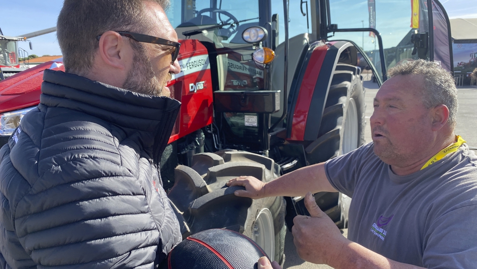 Mauri Rodrigo, gerente de Centro Tractor, atiende las observaciones de Ramn