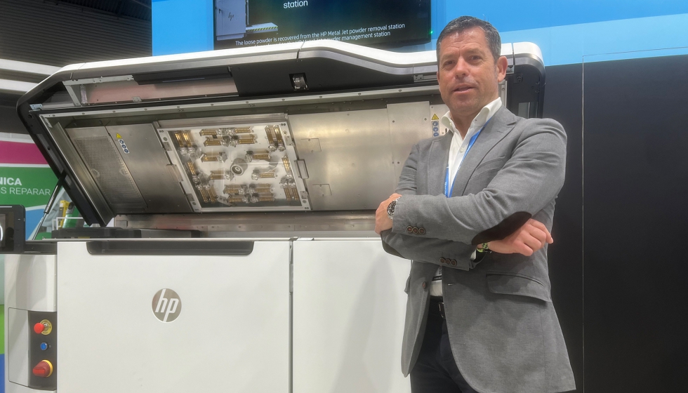 Miquel Oliv, Sales director de HP Espaa, junto a la nueva solucin de impresin HP Jet Fusion 5420W...