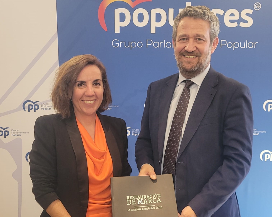 Adriana Bonezzi, Secretaria General de Marcas de Restauraci�n, y Jaime de Olano...