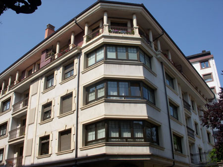 Edificio reformado con ventanas mixtas de la firma Llodiana