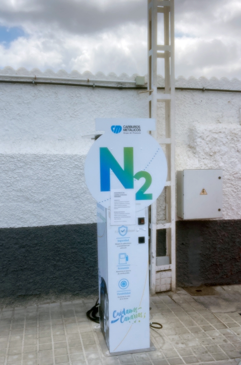 Dispensador de nitrgeno para el inflado de neumticos en la estacin de servicio El Cubillo, en Telde (Gran Canaria)...