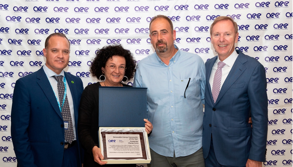 Premiados por el mejor proyecto de Comunidad Energtica, acompaados por Javier Cervera (izquierda) y Bill Kent (derecha)...