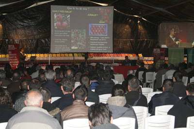 Nearly 1,500 fruit growers attended the conferences of the fruit of the IRTA day