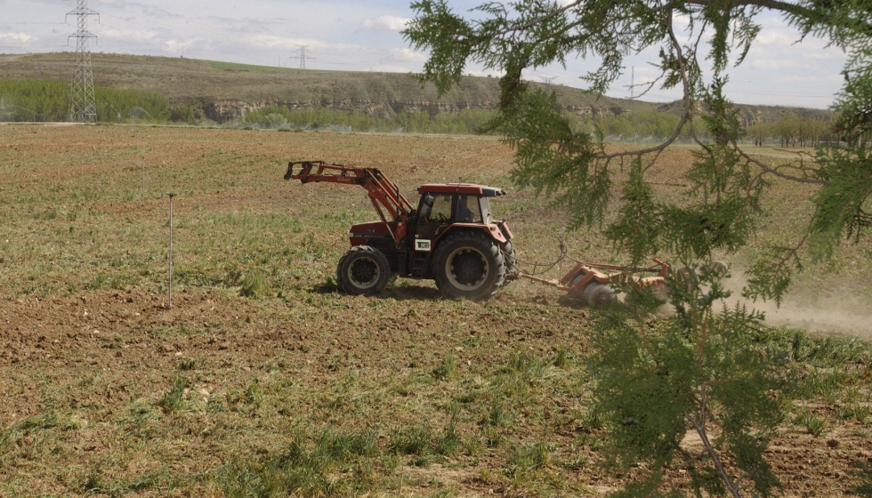 Un tractor trabaja en un campo agrcola