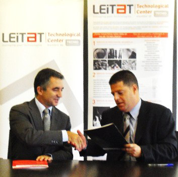 Pere rock and Albert Matarrodona Riera, in the signing of the agreement