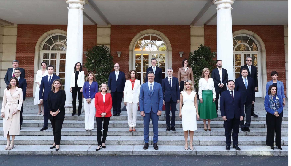 Foto de familia del Gobierno con sus dos nuevos miembros: el de Sanidad, Jos Manuel Miones, y el de Industria, Comercio y Turismo, Foto...