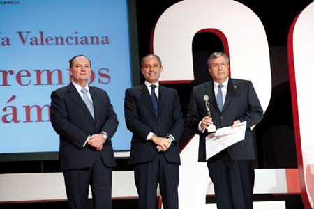 Manuel Garca-Portillo, presidente de Tecnidex, recibe el Premio de Industria 2010 de manos de Francisco Camps...