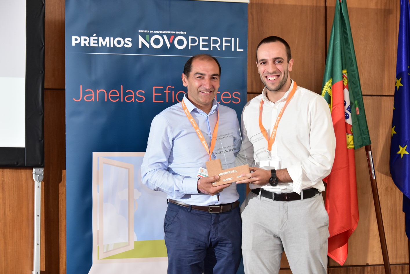Paulo Simes, da NorinovePerfil, recebeu o prmio Pequenas Empresas das mos de Diogo Gomes...