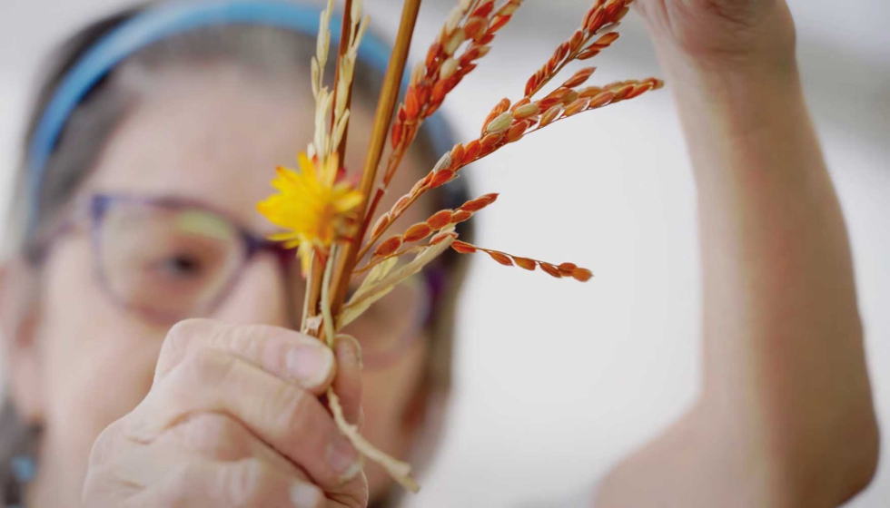 Flores, cereales y semillas han sido los materiales empleados para la creacin de la instalacin efmera en Leon The Baker...