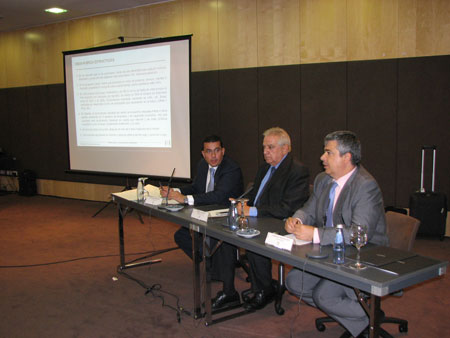 El presidente de AGM, Pedro Cuesta, entre dos expertos de la compaa Arthursen