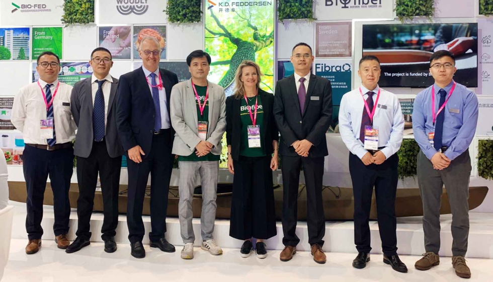 Pia Ingvallsn (centro) y Sam Zhuo (izquierda) de Biofiber Tech Sweden AB con empleados de K.D.F. Distribution (Shanghai) Co., Ltd. en Chinaplas 2023...