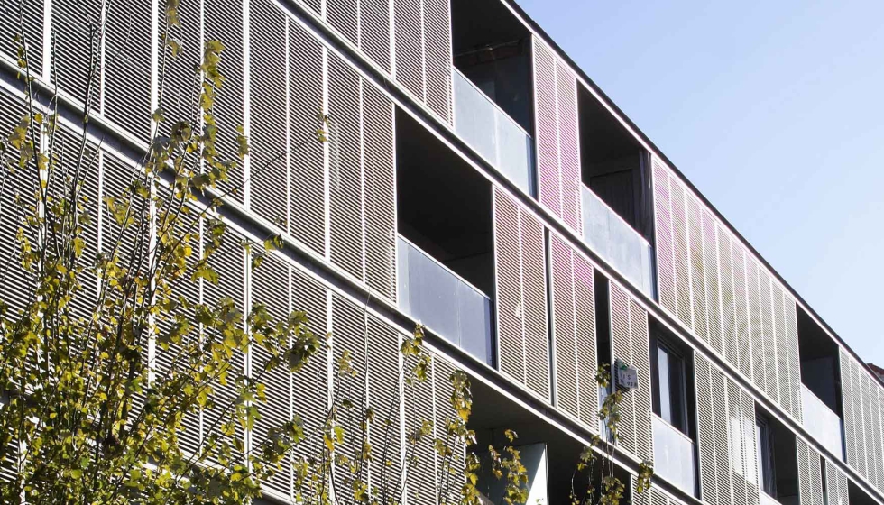 Estas lamas fijas Dufix 60z con sistema corredero aportan la necesaria proteccin solar en fachadas