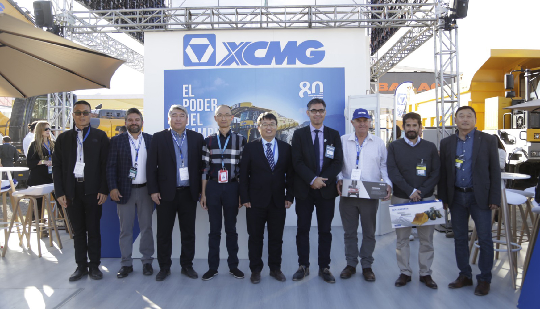 Foto oficial con algunos de los directivos de XCMG que asistieron a la feria y clientes
