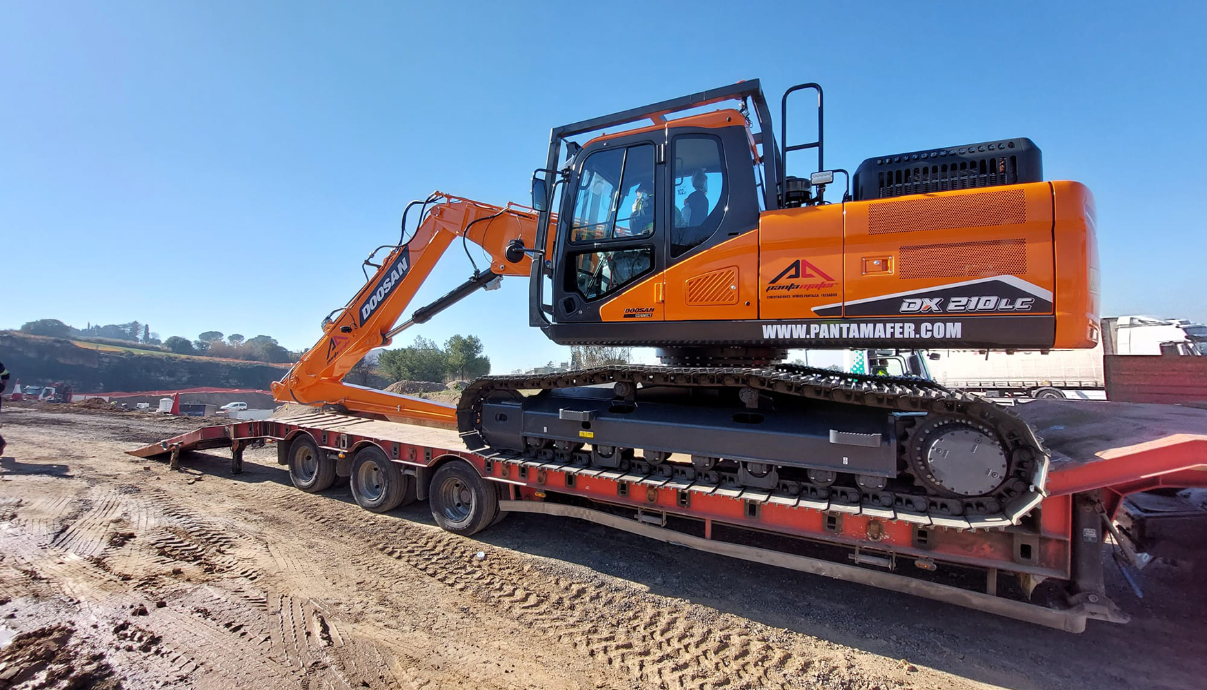 La excavadora de cadenas Doosan DX210LC facilita el transporte por carretera