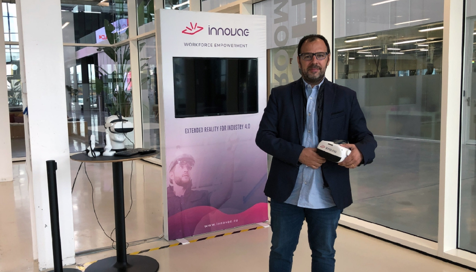 Xavier Riba, managing director de Innovae en Catalunya, en el edificio Dfactory, con las gafas de realidad virtual usadas en el proyecto...
