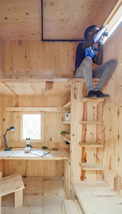 Interior de esta torre de camuflaje o de viga, donde residir un investigador, para estudiar la biodiversidad del parque. Foto: Adri Goula...