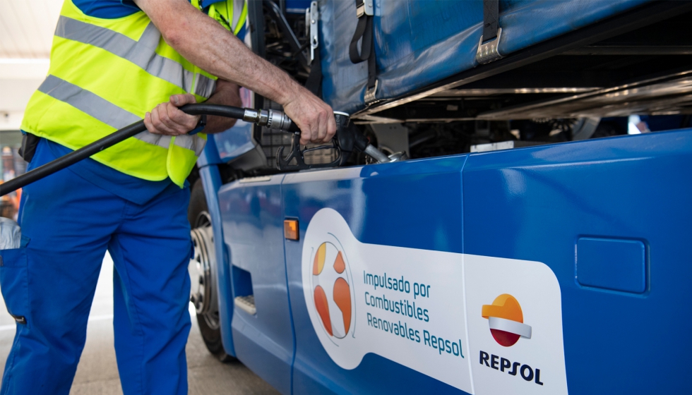 Desde julio de 2022, Repsol suministra disel renovable a clientes profesionales del sector del transporte de mercancas...