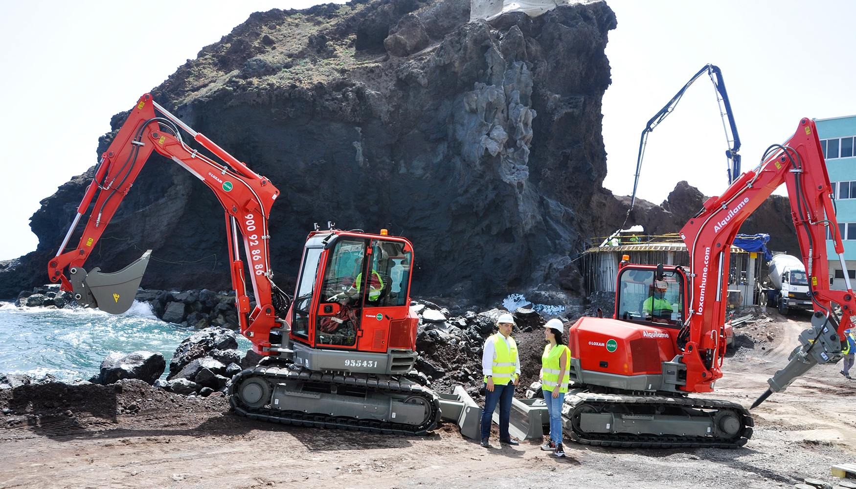 Dos de las miniexcavadoras alquiladas por LoxamHune a ASYOTA para las obras del paseo martimo de Los Roques de Fasnia...