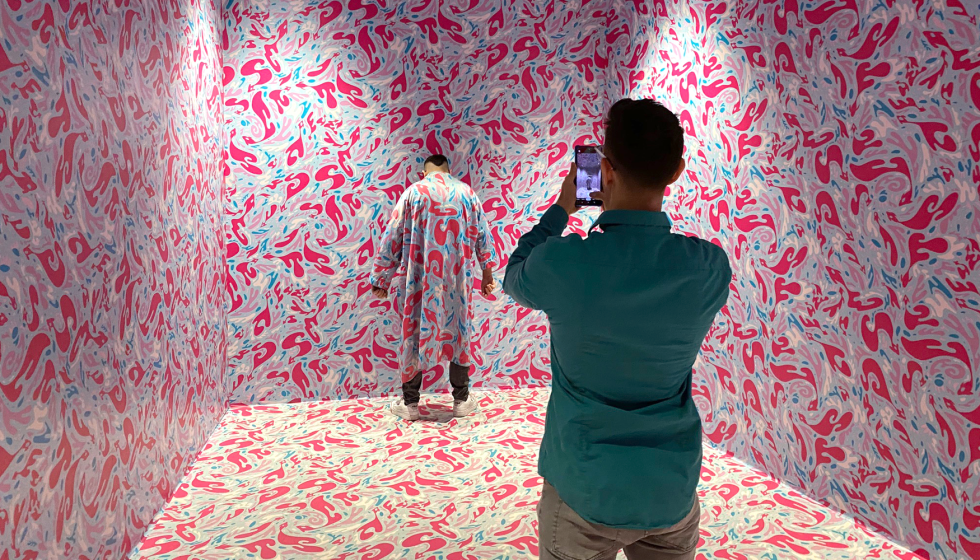 Instalaciones como las de la imagen, invitan a participar en un espacio divertido, que juega con las percepciones