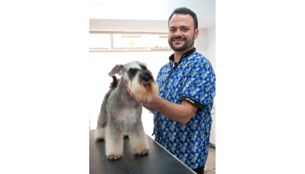 Antonio David Cabezas, estilista canino y propietario de Peluquera canina Thor