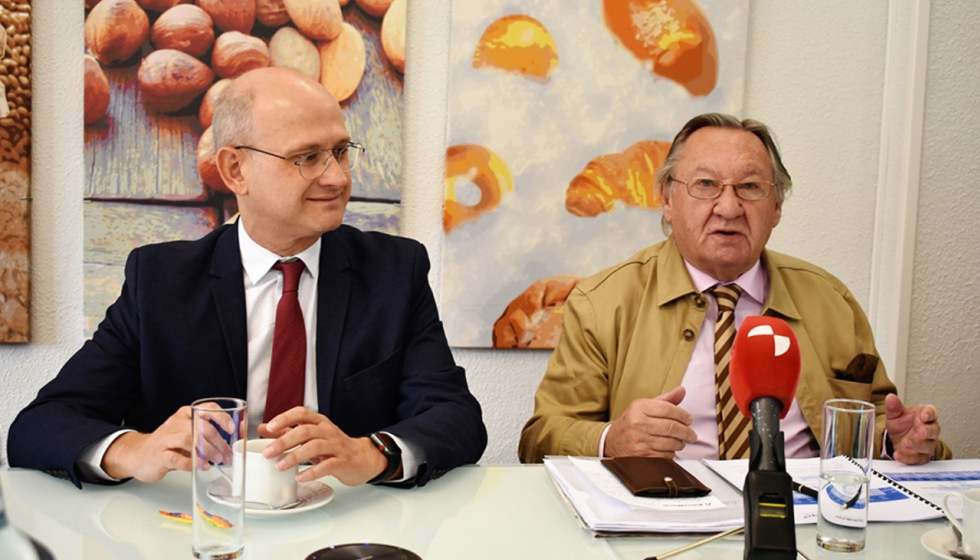 Ala izquierda, el director general de la Industria Alimentaria en el Ministerio de Agricultura, Pesca y Alimentacin, Jos Miguel Herrero...