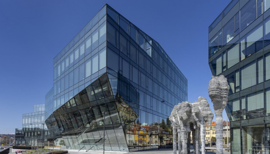 El vidrio Energy 65/42S de AGC combina, en el centro comercial y oficinas Bořislavka de Praga...