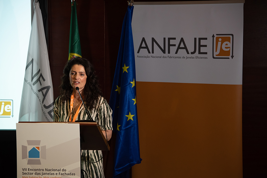 Snia Ramalho, diretora da revista Novoperfil em representao da ASEFAVE, deu a conhecer o I Congresso Internacional da Janela...