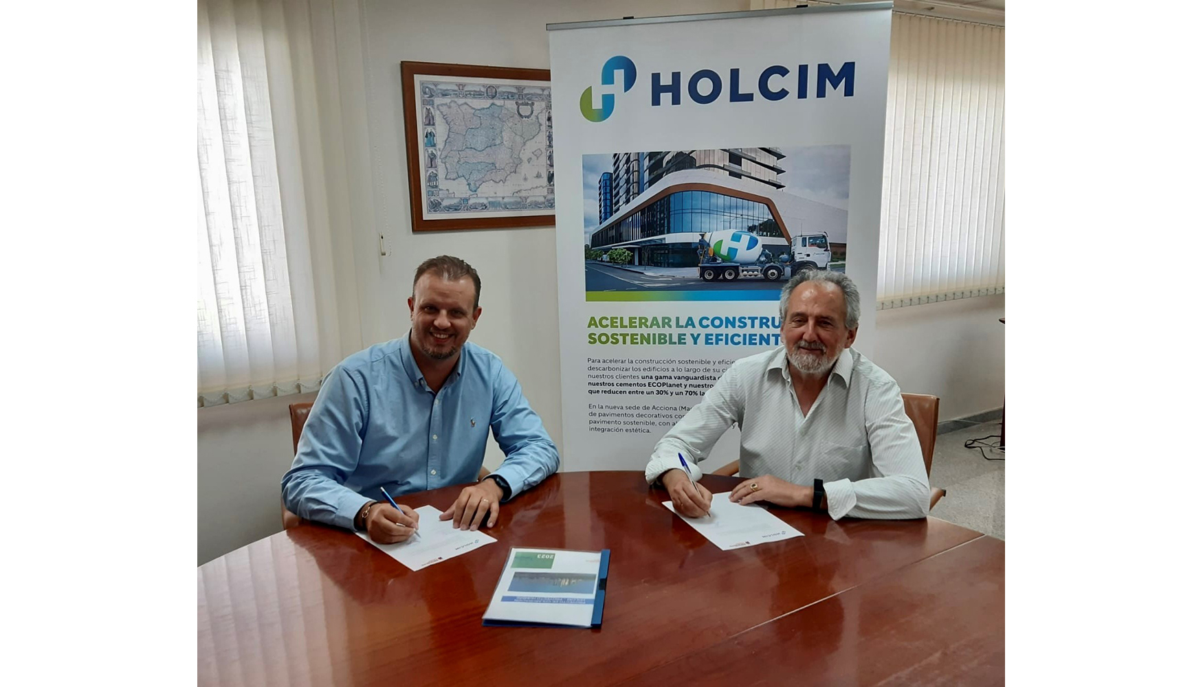 De izquierda a derecha: Jos Mara Gmez, director de la planta de Holcim en Jerez, y Luis Bononato, director de Proyecto Hombre...