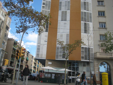 El arquitecto Josep Antoni Coderch utiliz las lamas en sus edificios, como en este del barrio barcelons de la Barceloneta...