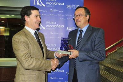 Rafael Fonseca (izquierda), director gerente de Mutua Montaesa, haciendo entrega del premio Mejores Prcticas de Prevencin a Toms Leiva...