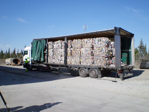 Los plsticos llegan en camiones, preparados para iniciar su proceso de reciclado