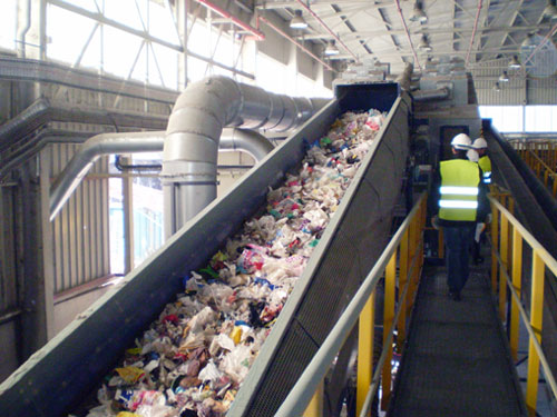 Los residuos plsticos se trituran para conseguir un reciclaje ms efectivo