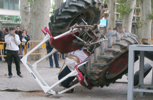 Los accidentes por vuelco de tractor son de los ms graves que se producen en el sector agrario
