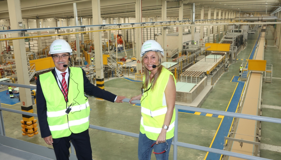 Enrique Ramrez, director de Pladur; y Marta Blasco, directora de la fbrica de Gelsa, en una reciente visita a las instalaciones zaragozanas...